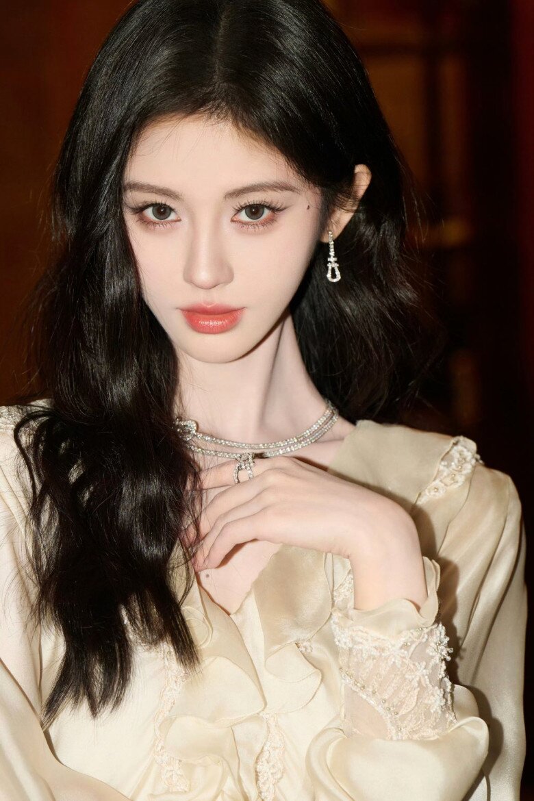 Theo Siba Media, sau khi ký thêm hợp đồng bổ sung, Cúc Tịnh Y sẽ là nghệ sĩ độc quyền dưới trướng công ty tới tận 2033.