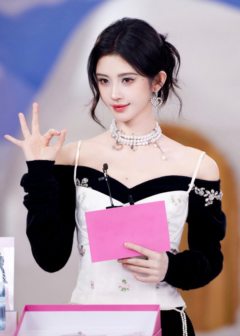 Ước tính thu nhập nửa năm tự hoạt động của Cúc Tịnh Y đã vượt tổng thu nhập 10 năm ở Siba.