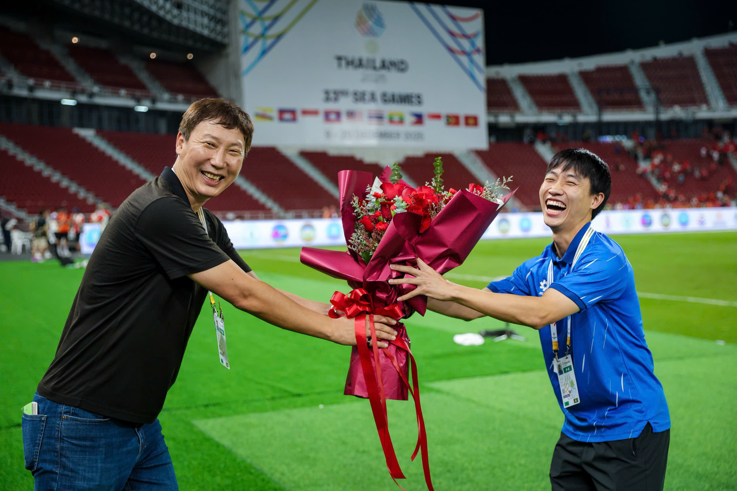 Báo Hàn Quốc khen 'ma thuật' HLV Kim Sang-sik, lộ tâm trạng U.22 Thái Lan ‘nhiều nước mắt’ sau chung kết- Ảnh 2.