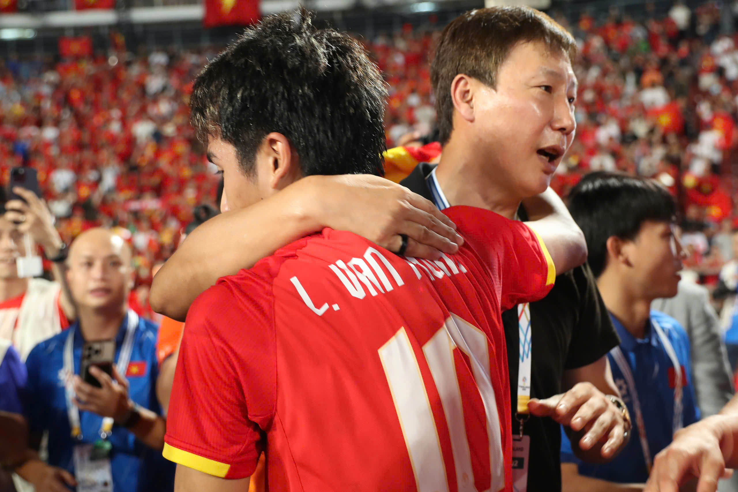 Báo Hàn Quốc khen 'ma thuật' HLV Kim Sang-sik, lộ tâm trạng U.22 Thái Lan ‘nhiều nước mắt’ sau chung kết- Ảnh 4.