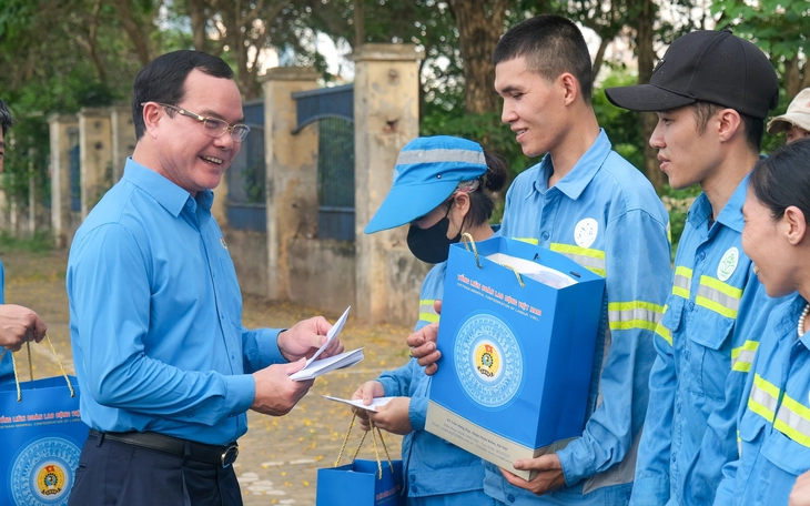 Trao 30.000 phần quà Tết cho công nhân: Cần thay đổi suy nghĩ ‘không biết làm gì thì làm thợ hồ’ - Ảnh 4.