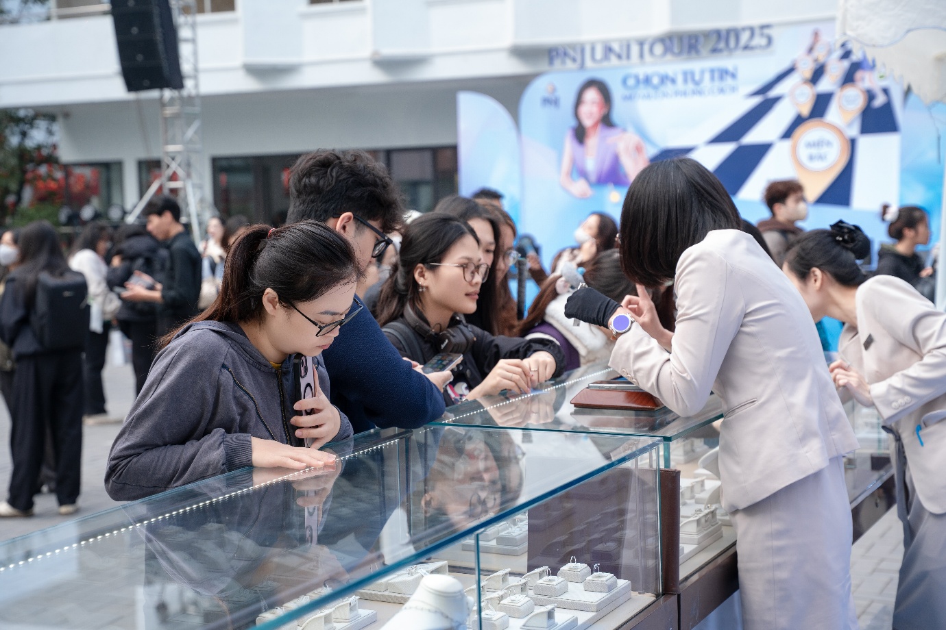Dấu ấn PNJ Uni Tour 2025: Hơn 8.000 sinh viên đồng hành trên hành trình nâng tầm phong cách- Ảnh 5.