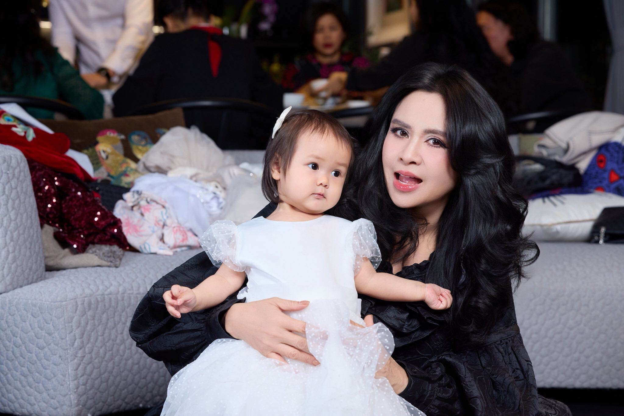 Tiểu công chúa khiến người xem xuýt xoa vì quá đáng yêu.