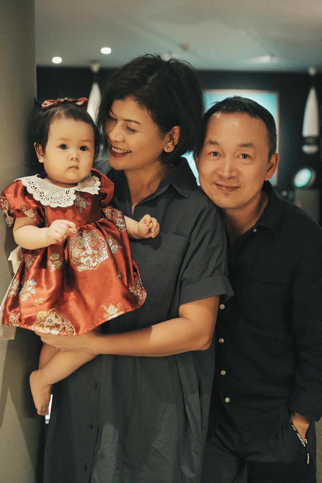 Khoảnh khắc Quốc Trung cùng bạn gái - Hương Lan bế bồng cháu cưng.