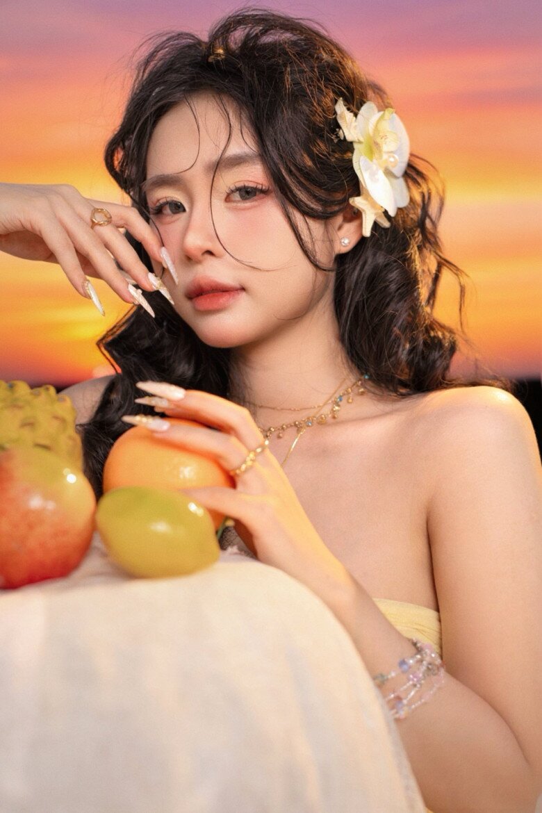 Sống mũi thanh tú, đôi môi hồng hào tự nhiên cùng thần thái nhẹ nhàng khiến tổng thể gương mặt Ngọc Lan thêm phần thanh thuần, dễ tạo thiện cảm.