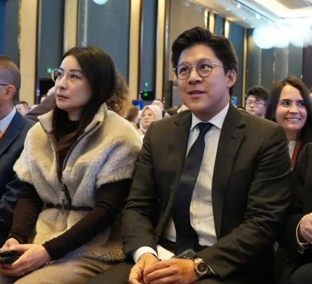 Cái nghiêng mình đắt giá của Hà Siêu Quỳnh tại tiệc Cáp Nhĩ Tân - Ảnh 2.