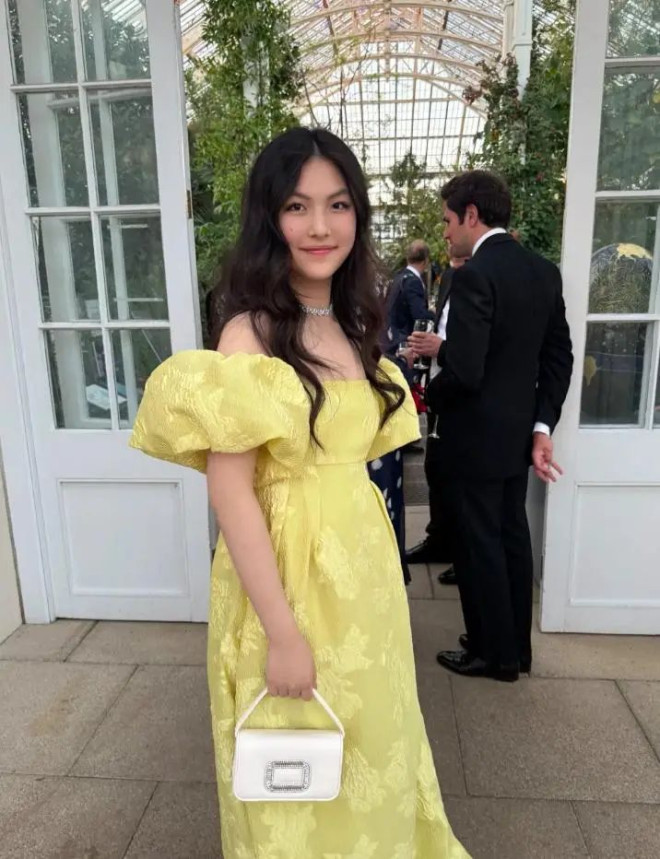 Cái nghiêng mình đắt giá của Hà Siêu Quỳnh tại tiệc Cáp Nhĩ Tân - Ảnh 4.