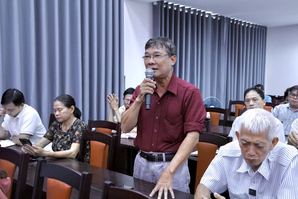 Cử tri nêu ý kiến tại buổi tiếp xúc. Ảnh: BẢO PHƯƠNG cu-tri-2.JPG