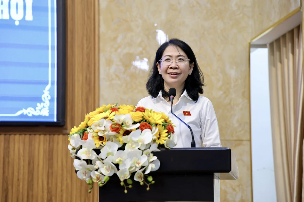 Bà Phan Thị Thanh Phương, Bí thư Đảng ủy phường Đức Nhuận, trả lời ý kiến. Ảnh: BẢO PHƯƠNG cu-tri-3.JPG