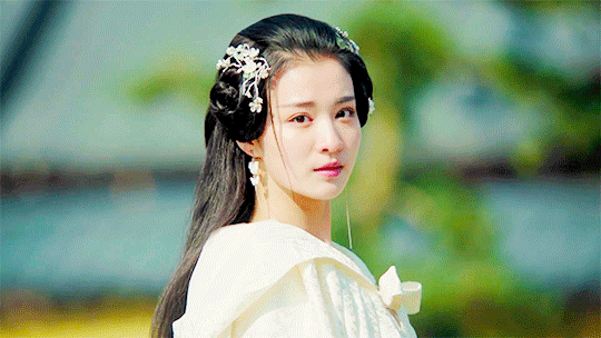 Bí ẩn sau đôi mắt đẹp mơ màng của 