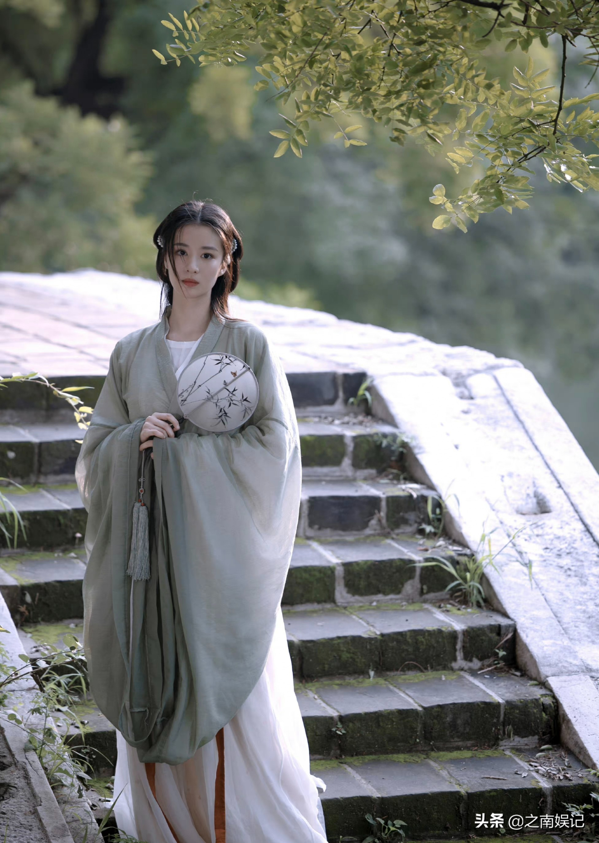 Bí ẩn sau đôi mắt đẹp mơ màng của 