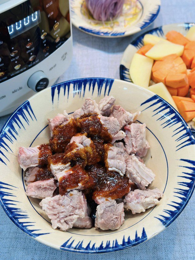 Thịt bò ướp ít nhất 1 tiếng hoặc qua đêm cho thịt thấm đều.