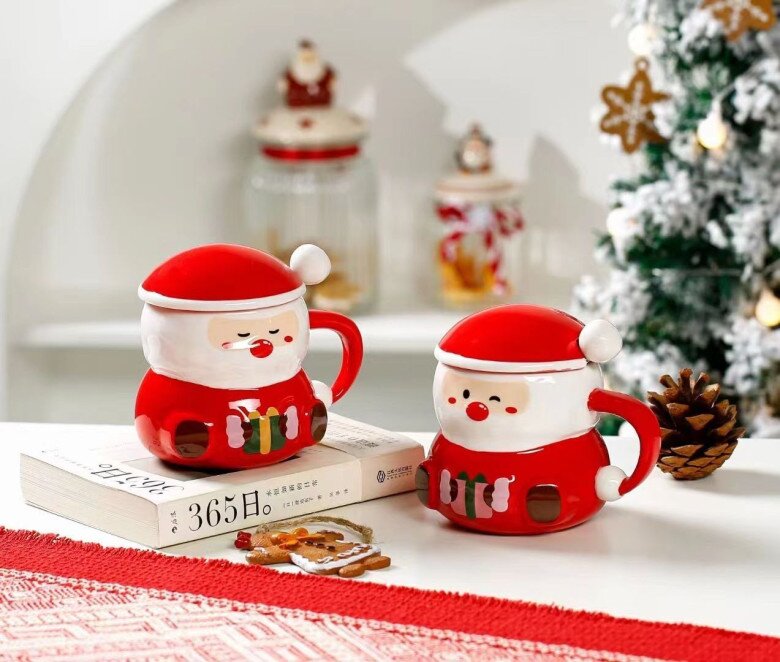 Ly sứ in họa tiết Giáng Sinh nhỏ xinh, màu sắc tươi tắn, dễ dùng trong văn phòng. Món quà vừa an toàn, vừa tạo không khí lễ hội rõ ràng.