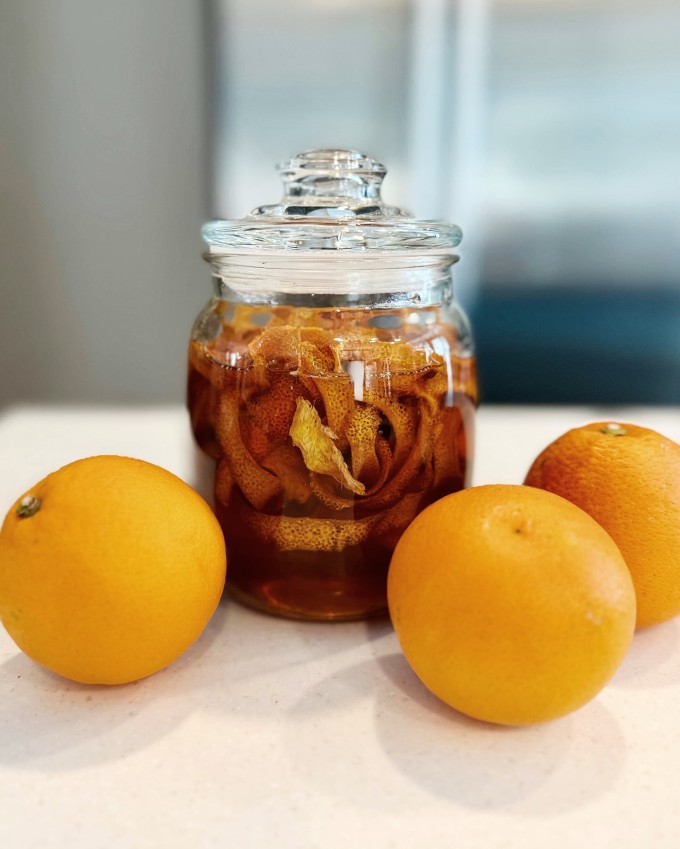 Linh Rin khoe thành phẩm mật ong ngâm vỏ cam.