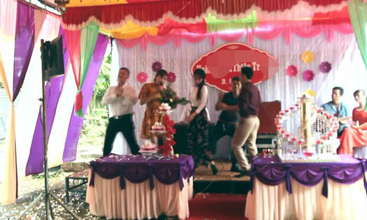 1766180507 761 Chiec thiep cuoi thi phi nhat coi mang hom nay