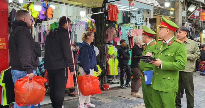 Kiên quyết với xâm phạm vỉa hè - Ảnh 2.