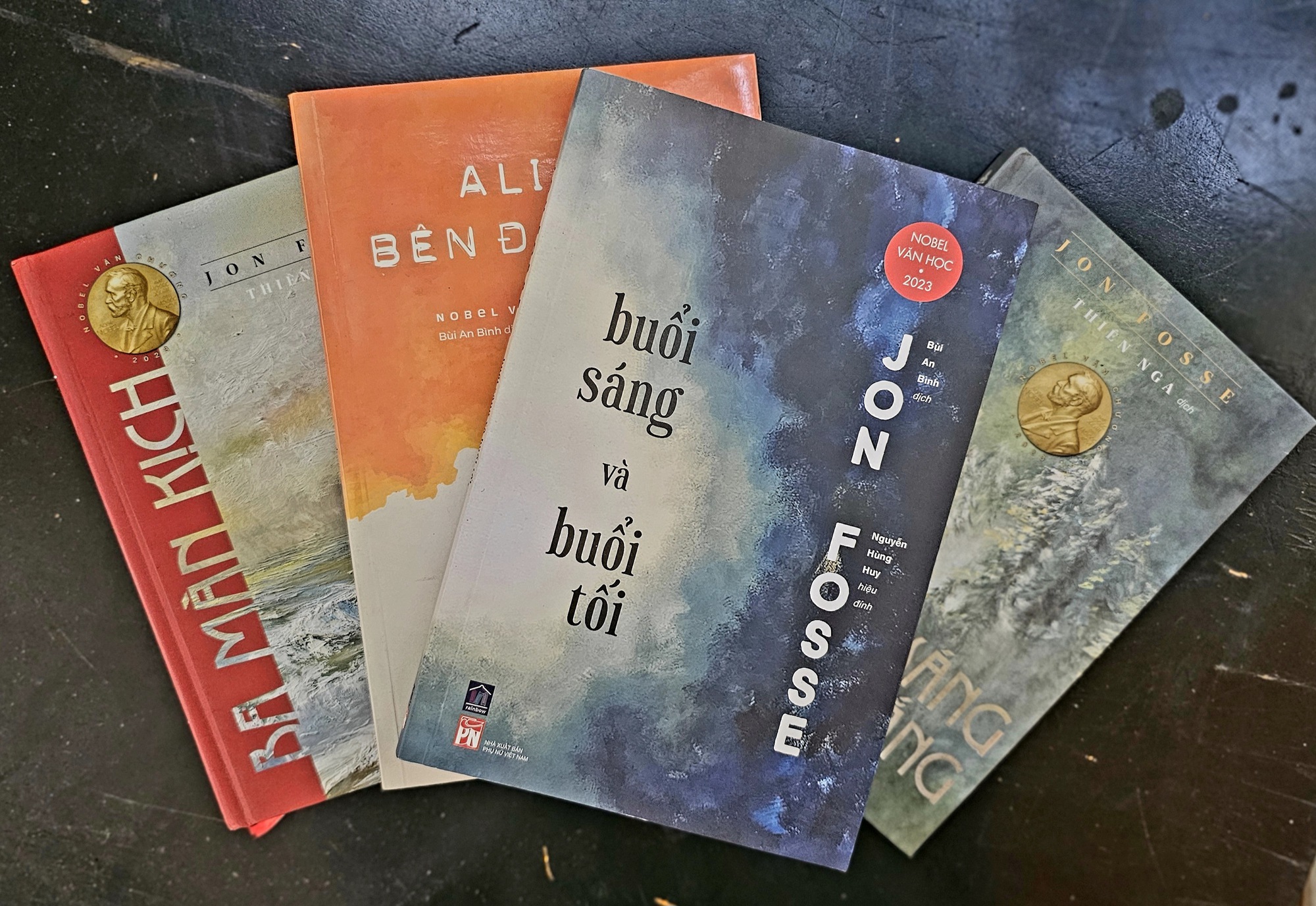 Sách hay Jon Fosse: Tối giản trong văn chương và chiều sâu tâm hồn con người - Ảnh 2.