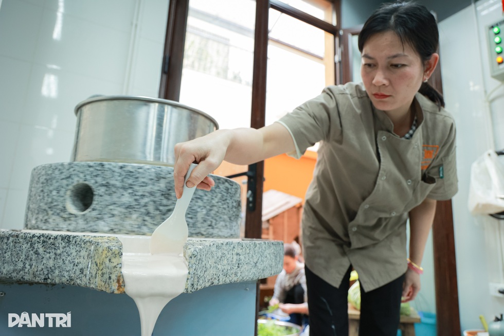 Quán phở Hà Nội tự tay tráng bánh giá 200.000 đồng, khách phải đặt trước - 3