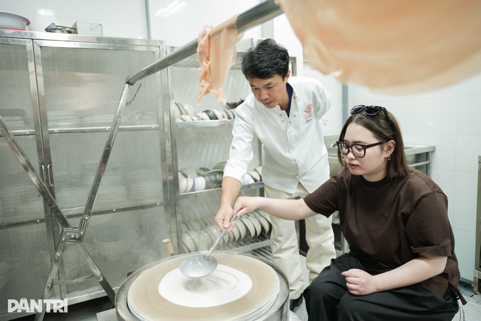 Quán phở Hà Nội tự tay tráng bánh giá 200.000 đồng, khách phải đặt trước - 5