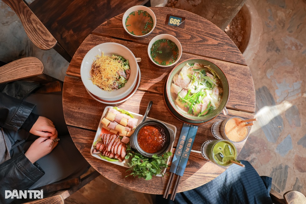 Quán phở Hà Nội tự tay tráng bánh giá 200.000 đồng, khách phải đặt trước - 6