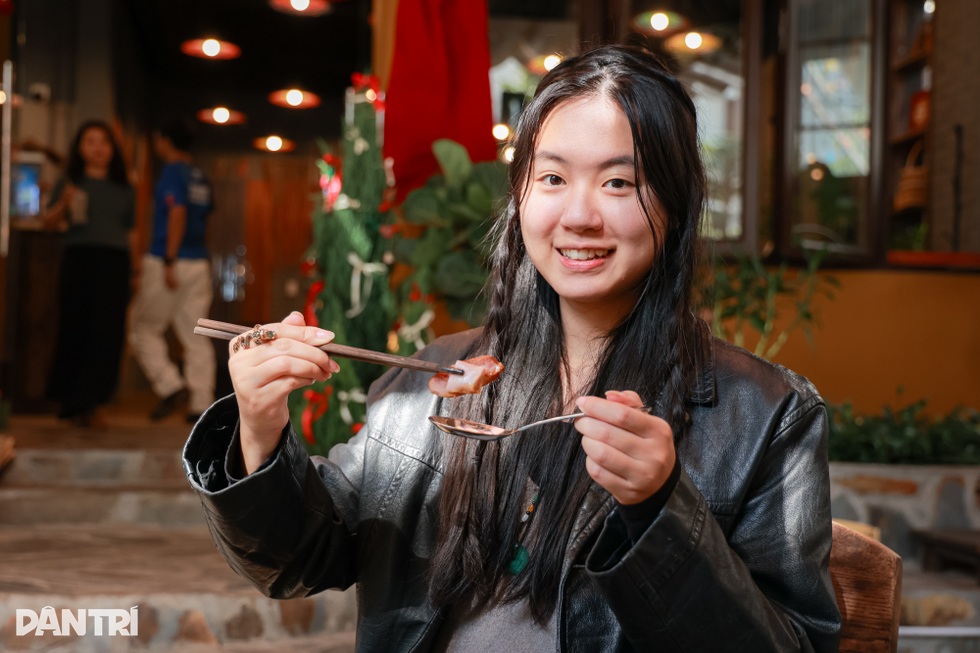 Quán phở Hà Nội tự tay tráng bánh giá 200.000 đồng, khách phải đặt trước - 7