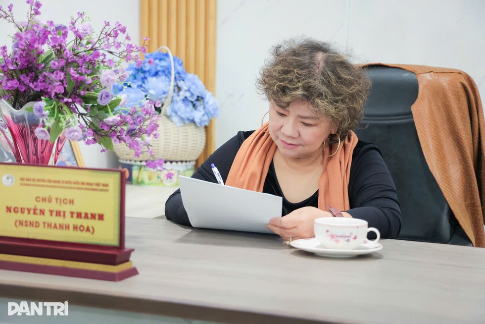 NSND Thanh Hoa tuổi 75: Hạnh phúc vì sống vô tư, chồng nuông chiều hết mực - 4