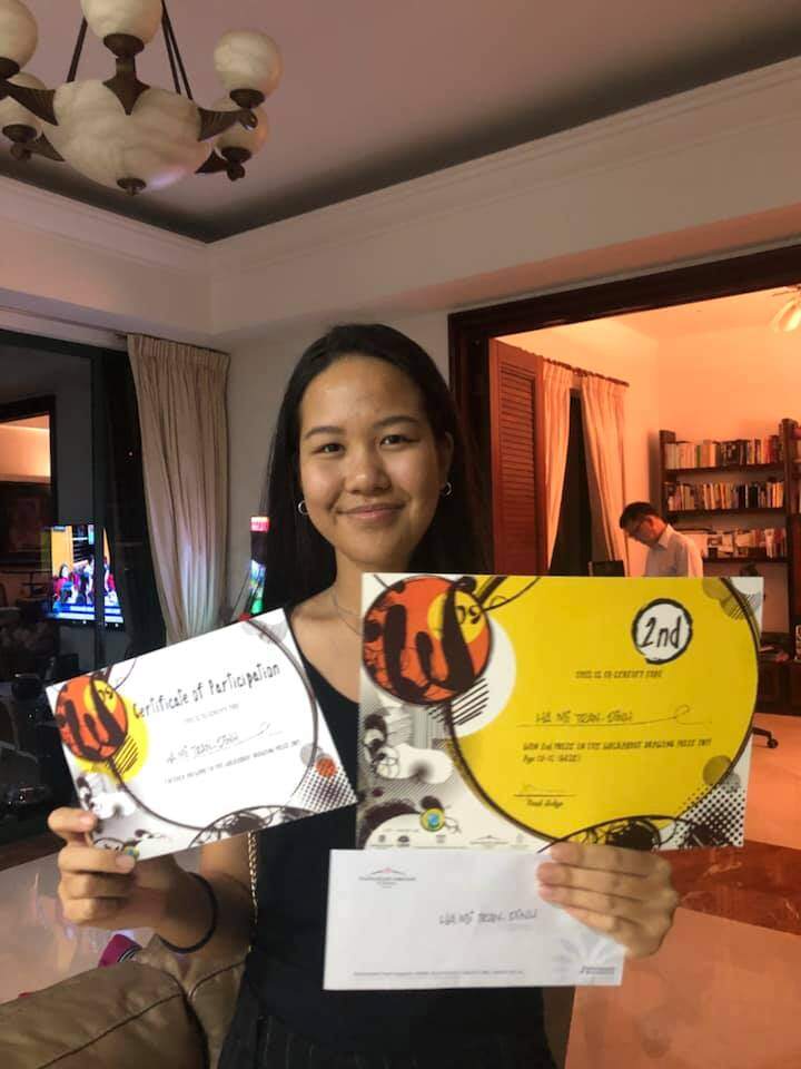 Hà Mi từng nhận giải thưởng trong cuộc thi hội họa.