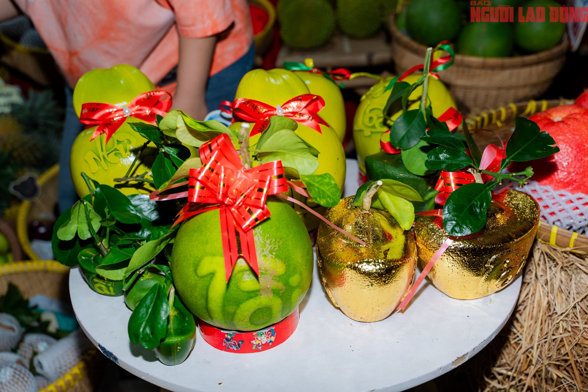 VIDEO: Bưởi tiến vua, na mùi sầu riêng, chuối bàn tay Phật giá dưới 1 triệu “đổ bộ” TPHCM dịp Tết 2026 - Ảnh 8.