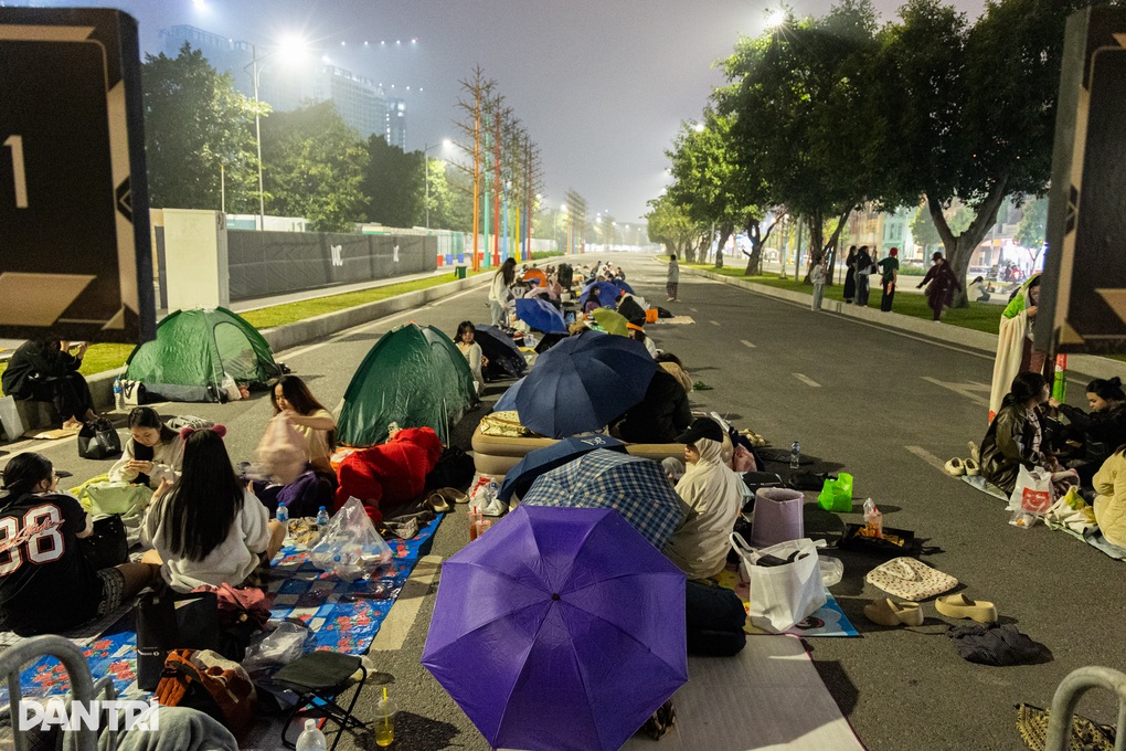 Khán giả dựng lều, trải chăn ngủ qua đêm chờ đêm nhạc anh trai, chị đẹp - 2