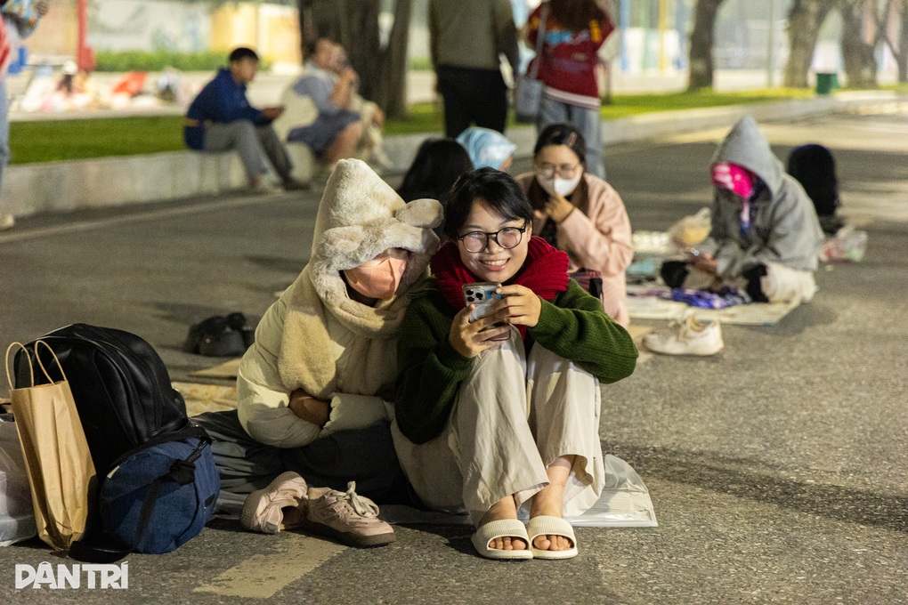 Khán giả dựng lều, trải chăn ngủ qua đêm chờ đêm nhạc anh trai, chị đẹp - 3