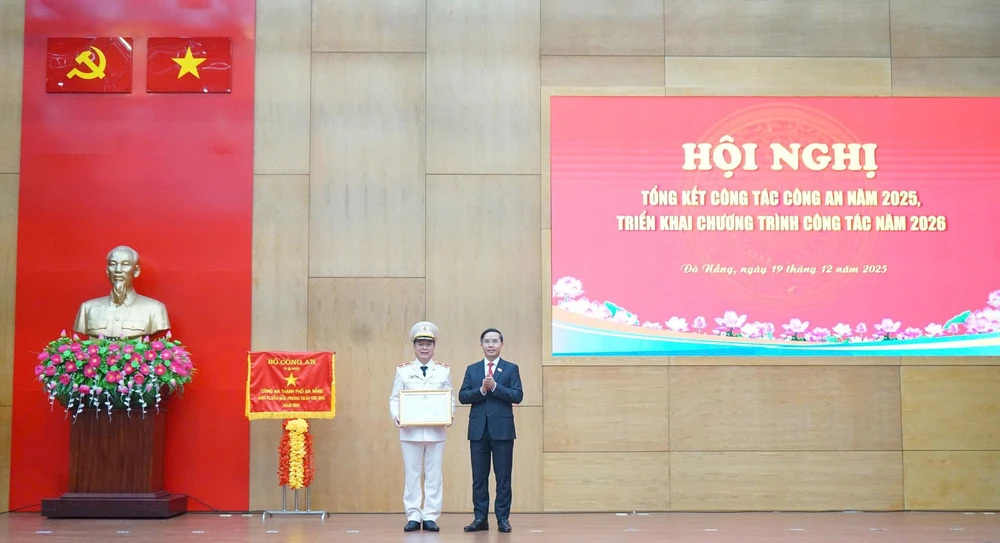 Ông Phạm Đức Ấn, Chủ tịch UBND TP Đà Nẵng, tặng Bằng khen cho Công an TP Đà Nẵng. Ảnh: CA da-nang-1.jpg