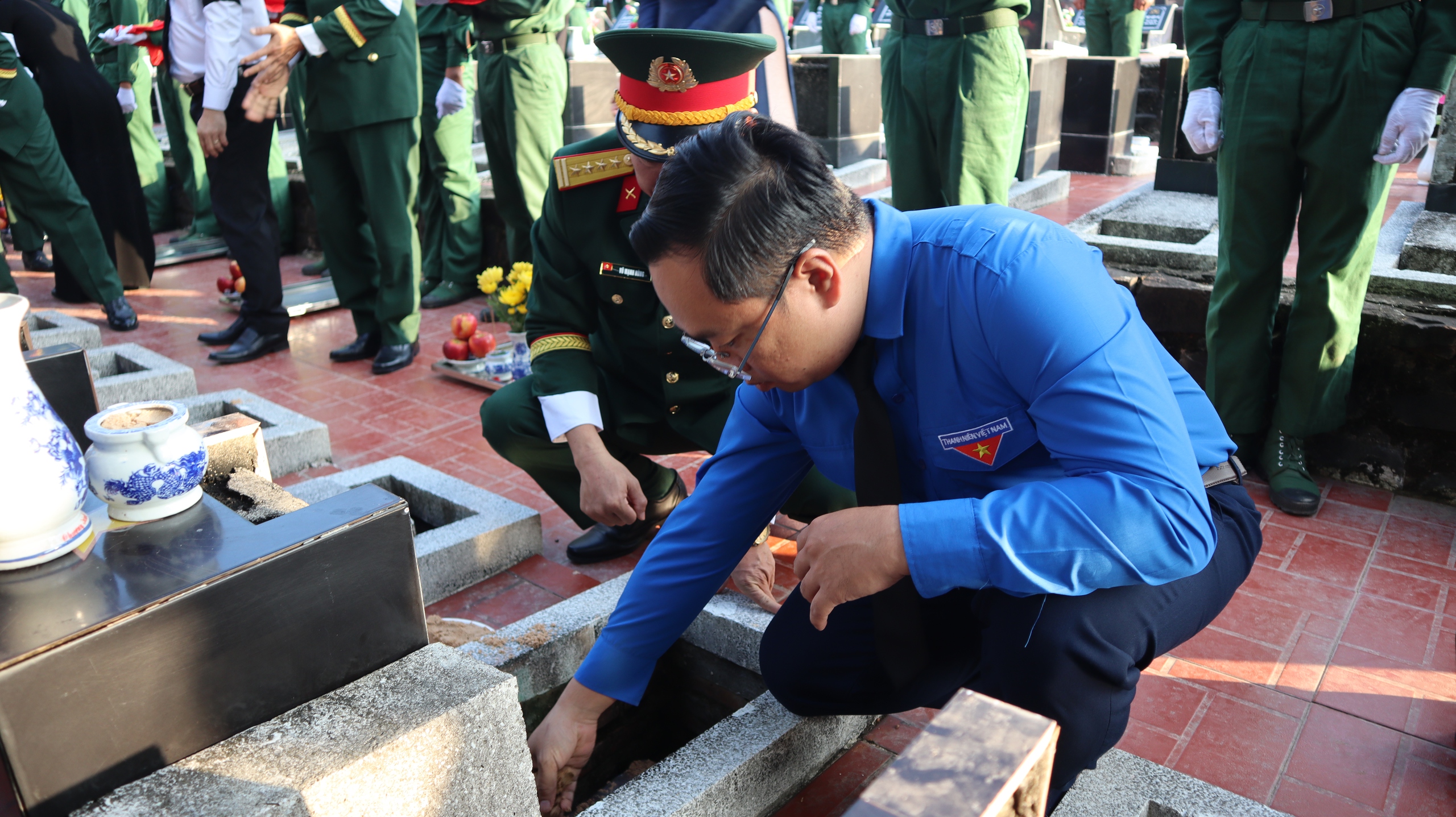 Trang trọng lễ truy điệu, an táng 41 hài cốt liệt sĩ - Ảnh 9.