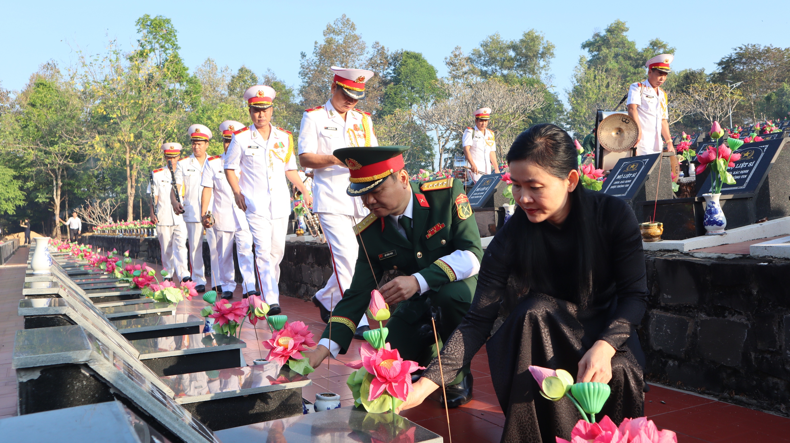 Trang trọng lễ truy điệu, an táng 41 hài cốt liệt sĩ - Ảnh 10.