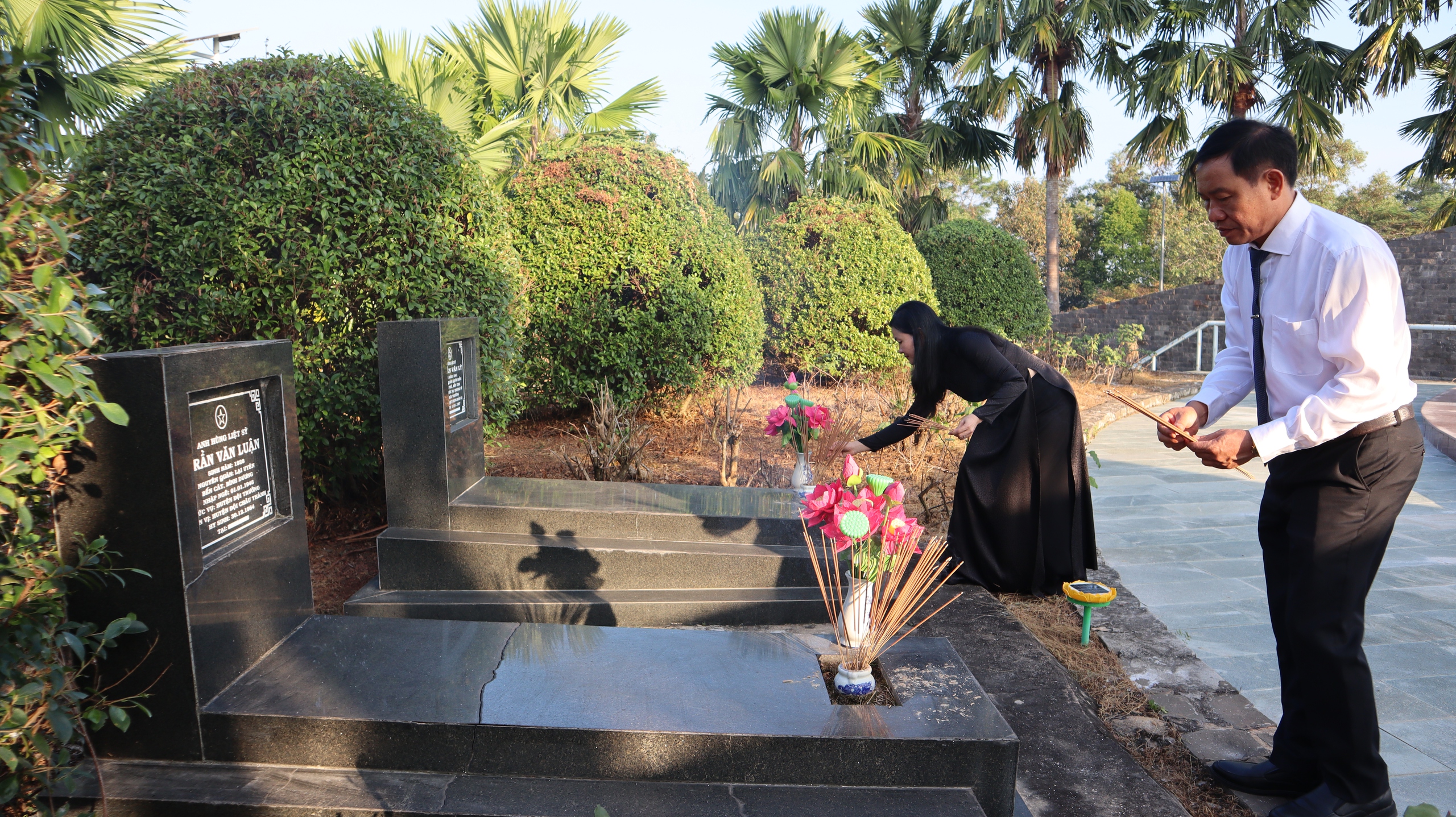 Trang trọng lễ truy điệu, an táng 41 hài cốt liệt sĩ - Ảnh 11.