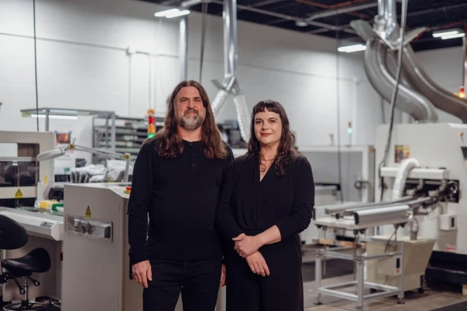 Jamie Still man và Julie Robbins (phải), chủ sở hữu doanh nghiệp ở Akron, Ohio. Ảnh: CBS News