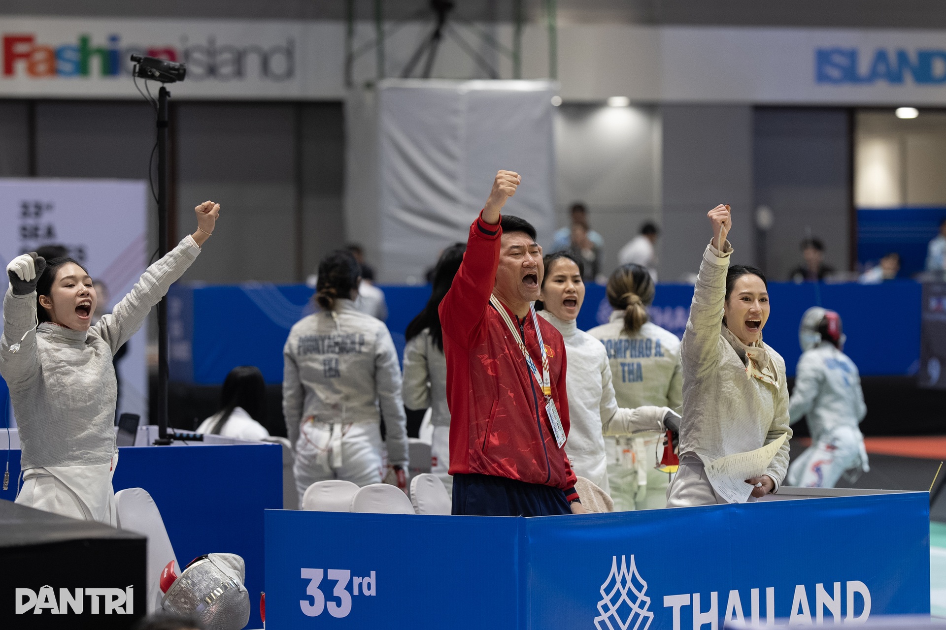 Mãn nhãn hình ảnh thi đấu giành 3 HCV của đấu kiếm Việt Nam ở SEA Games 33 - 5