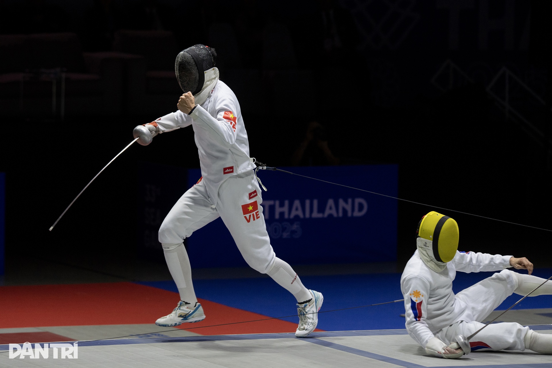 Mãn nhãn hình ảnh thi đấu giành 3 HCV của đấu kiếm Việt Nam ở SEA Games 33 - 8