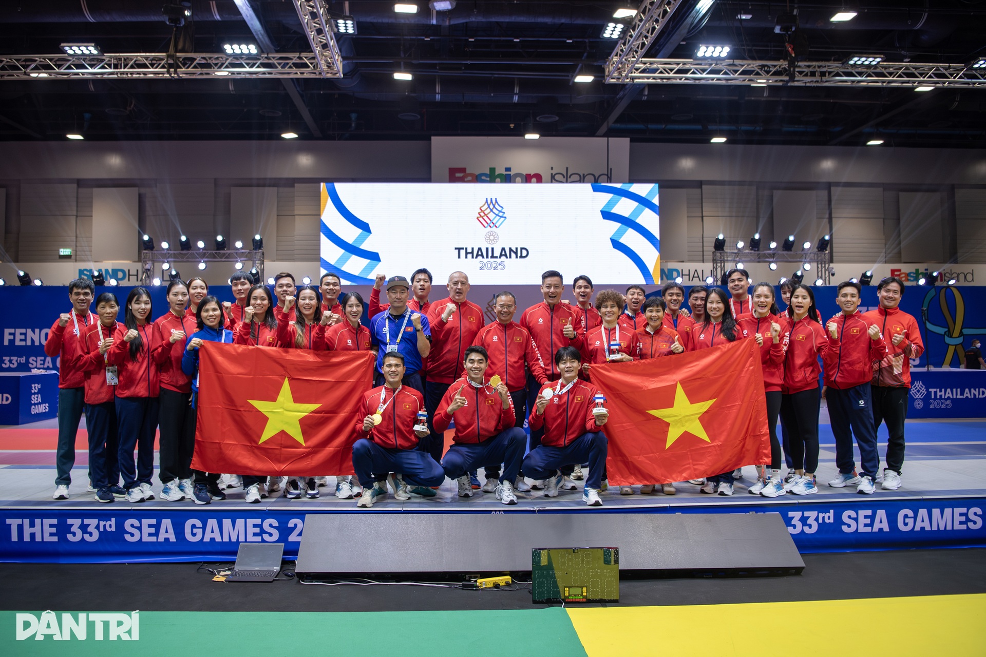 Mãn nhãn hình ảnh thi đấu giành 3 HCV của đấu kiếm Việt Nam ở SEA Games 33 - 15