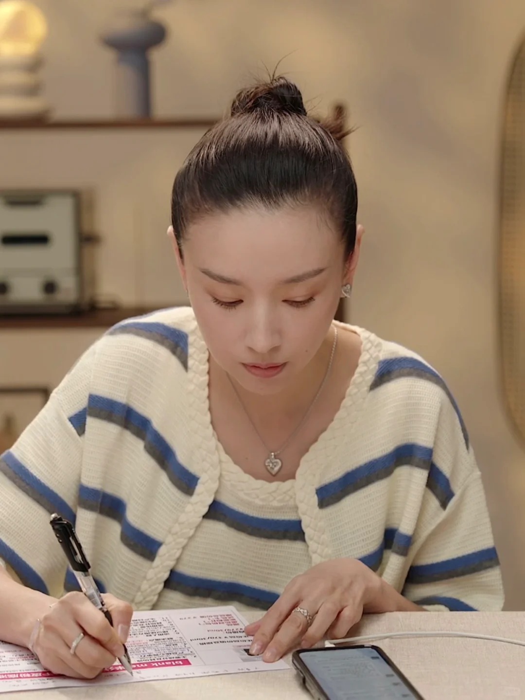 Xem Đổng Khiết livestream: Khi bán hàng trở thành một liệu pháp 