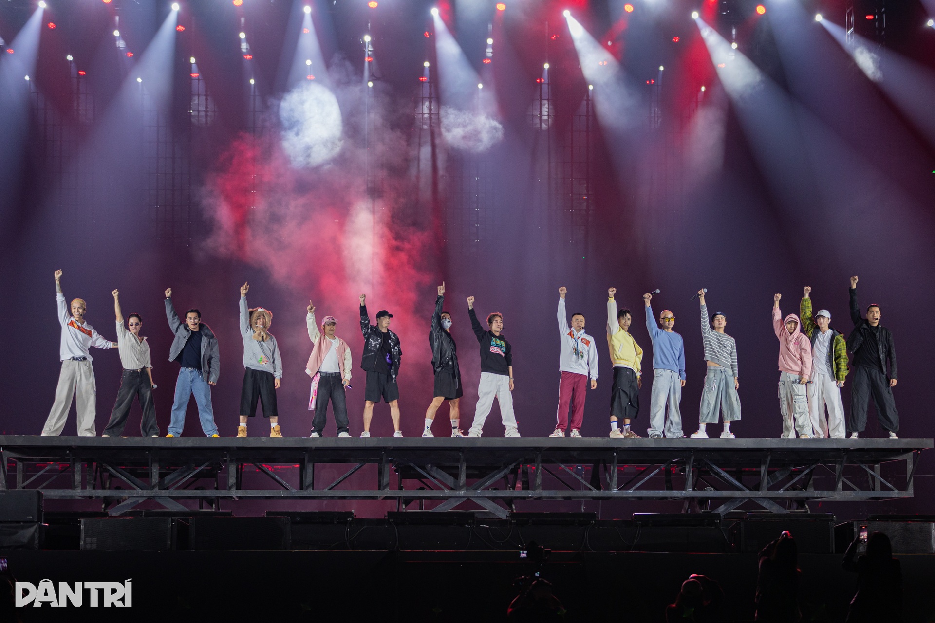 SOOBIN, Minh Hằng tập luyện xuyên đêm cho concert kéo dài 10 giờ - 10