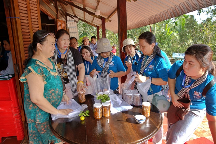 Các vị khách được mời thưởng thức đặc sản nhà làm.