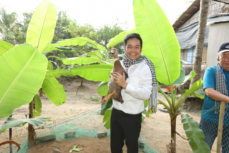 TS Tạ Duy Linh - Viện trưởng Viện Nghiên cứu phát triển kinh tế và du lịch trải nghiệm nếp sống chân phương của người Tây Nam Bộ tại làng Nhị Hòa.