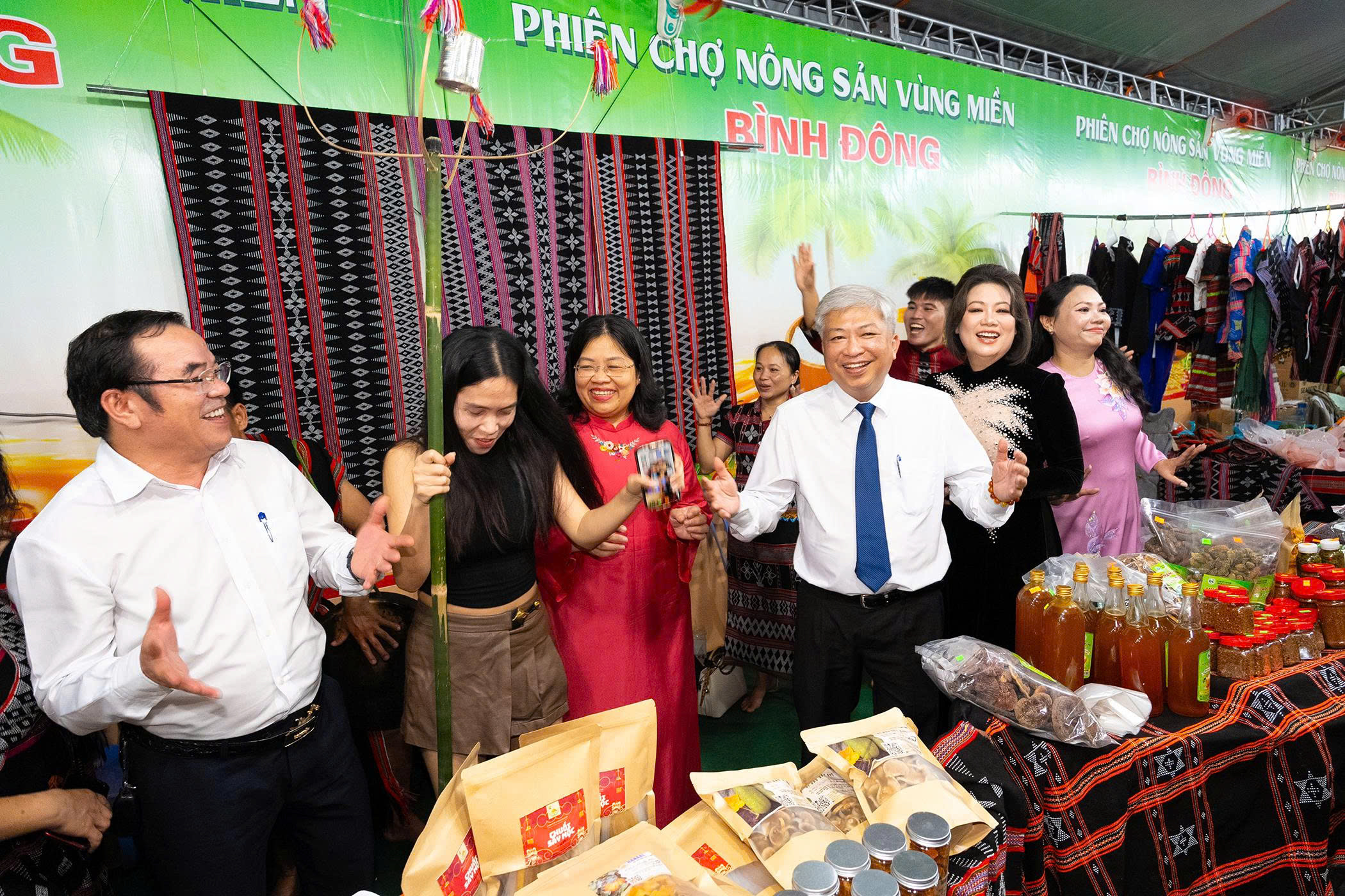 Hoa mắt, mềm lòng ở phiên chợ nông sản Bình Đông 2 phiên chợ - Ảnh 2.