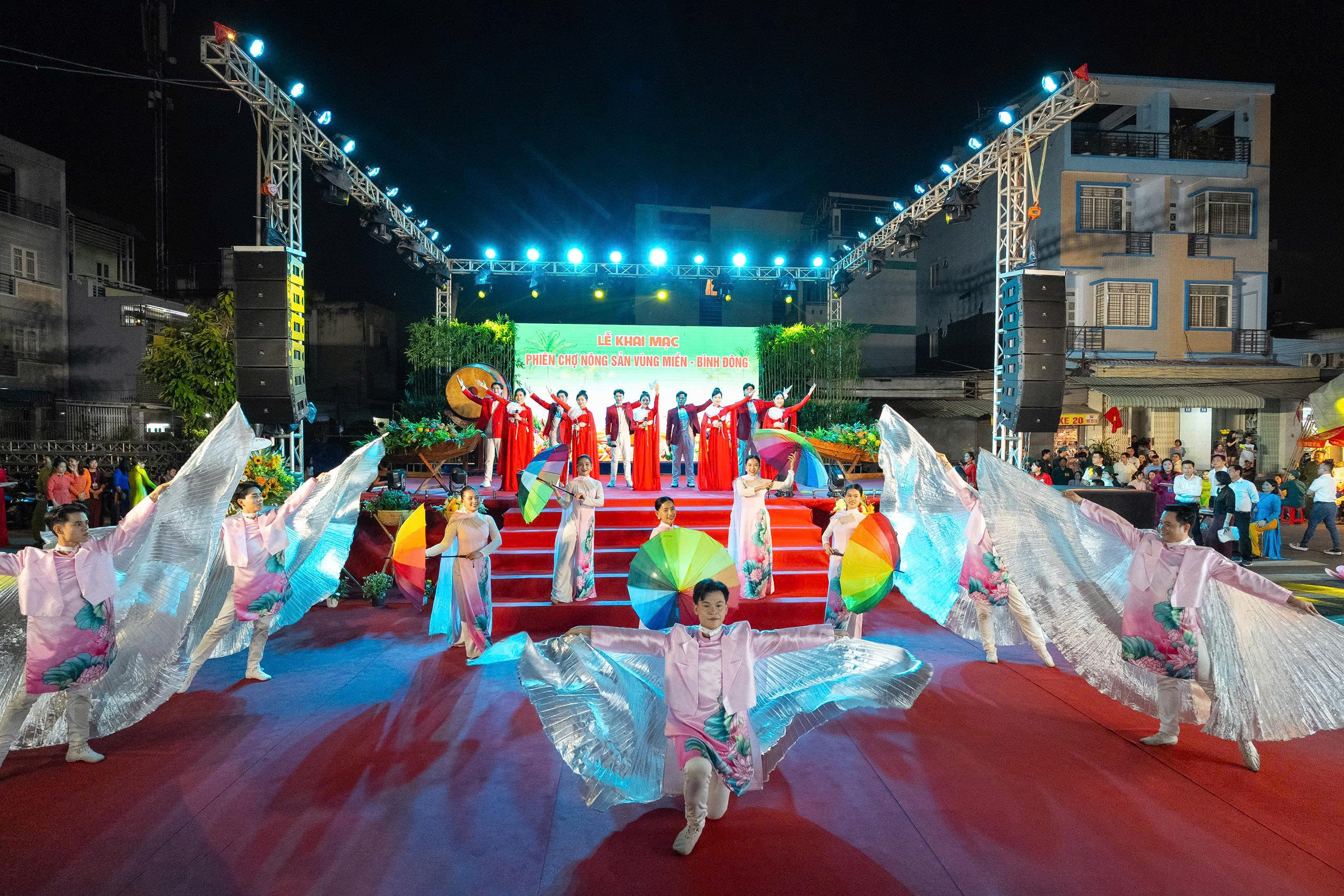 Hoa mắt, mềm lòng ở phiên chợ nông sản Bình Đông 3 phiên chợ - Ảnh 3.