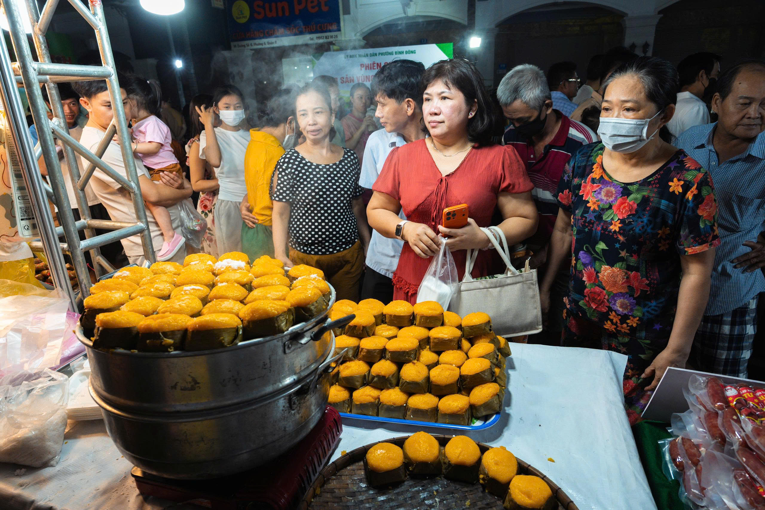 Hoa mắt, mềm lòng ở phiên chợ nông sản Bình Đông 8 phiên chợ - Ảnh 8.