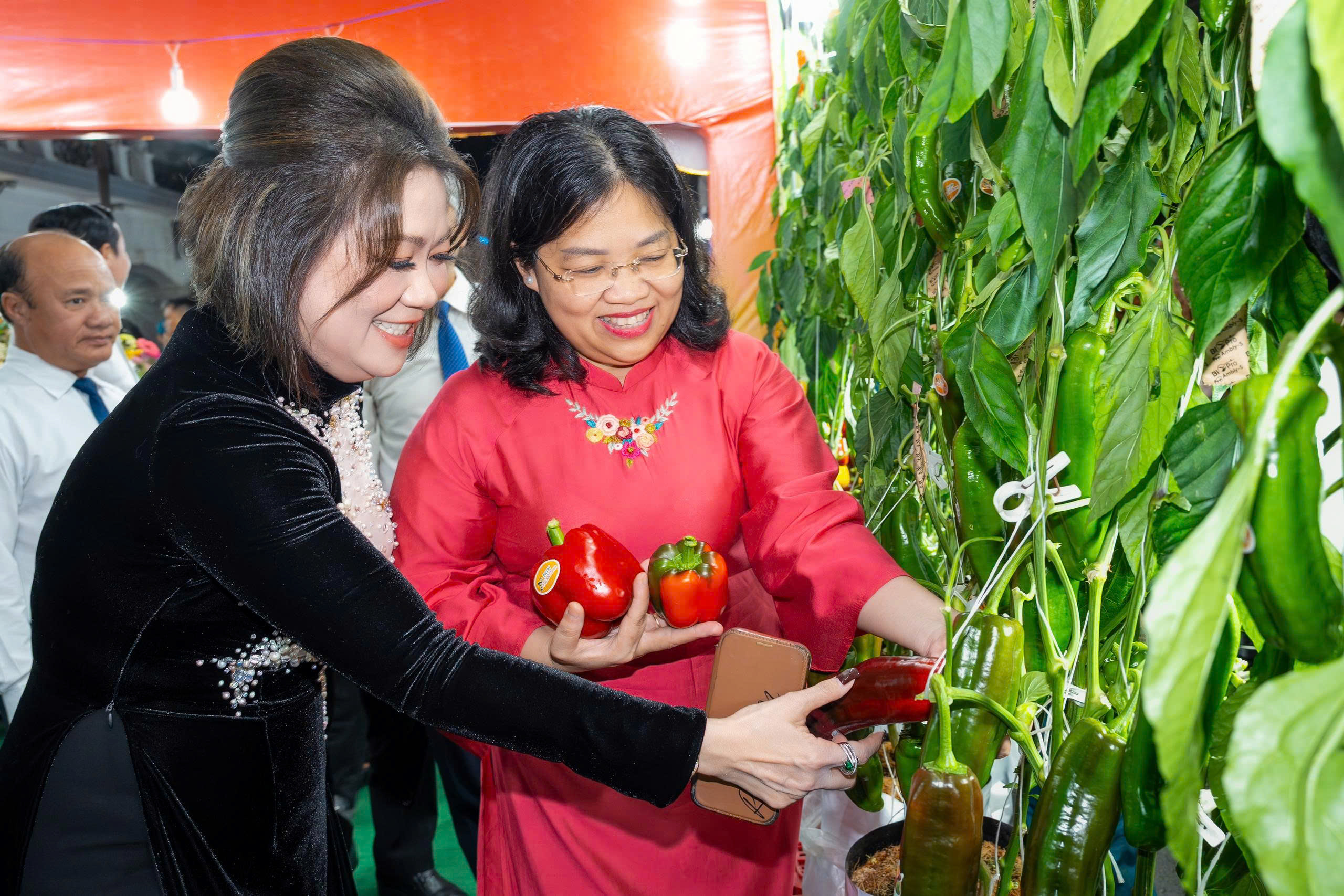 Hoa mắt, mềm lòng ở phiên chợ nông sản Bình Đông 9 phiên chợ - Ảnh 9.