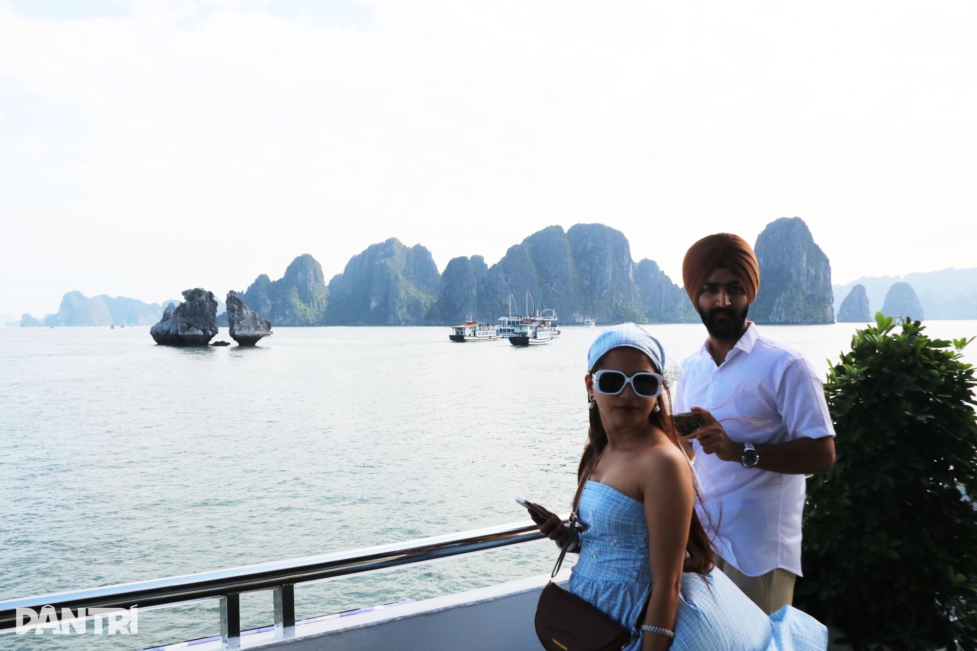 Du khách quốc tế thích thú khám phá Vịnh Hạ Long mùa đông - 3