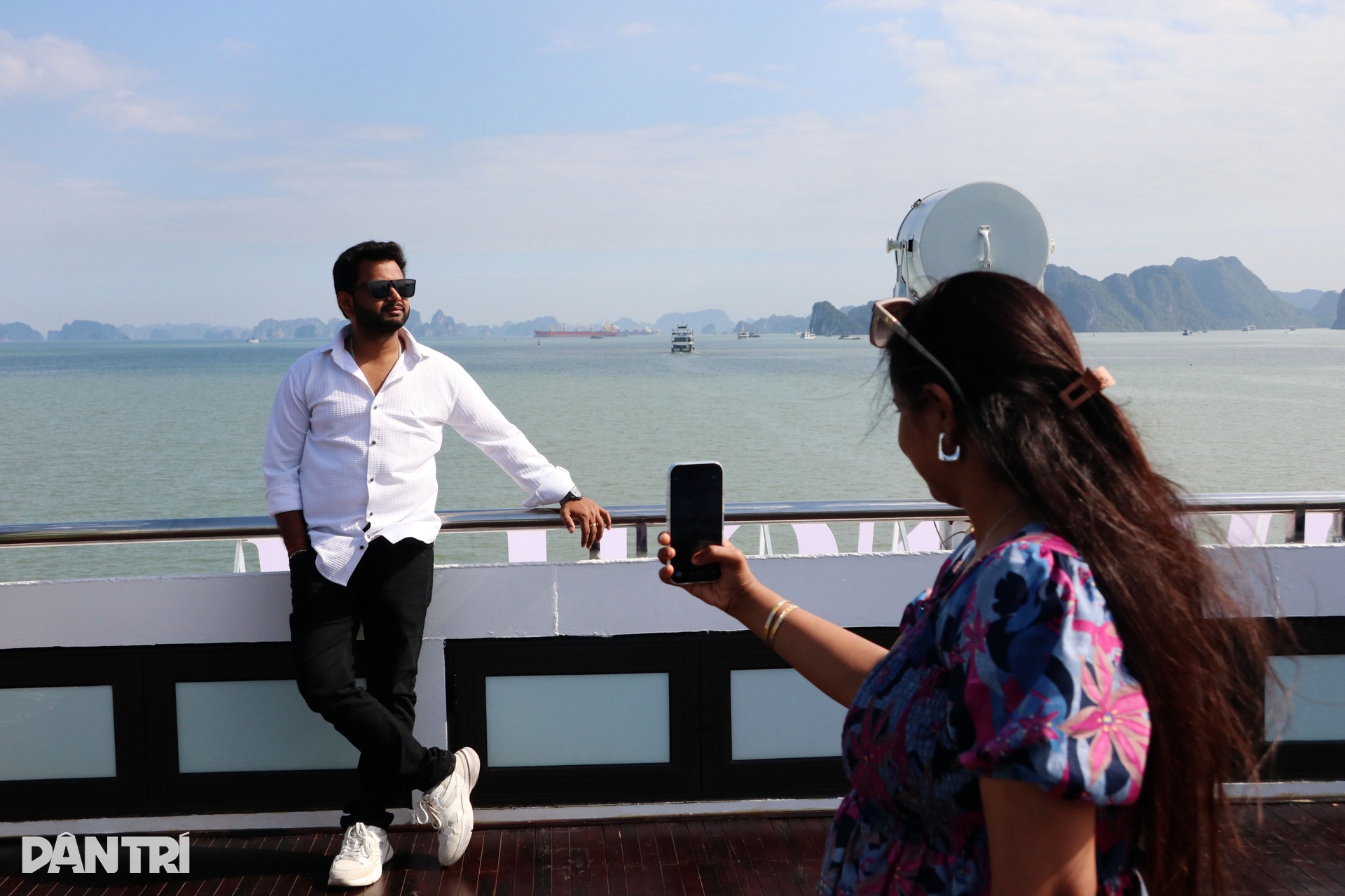 Du khách quốc tế thích thú khám phá Vịnh Hạ Long mùa đông - 4