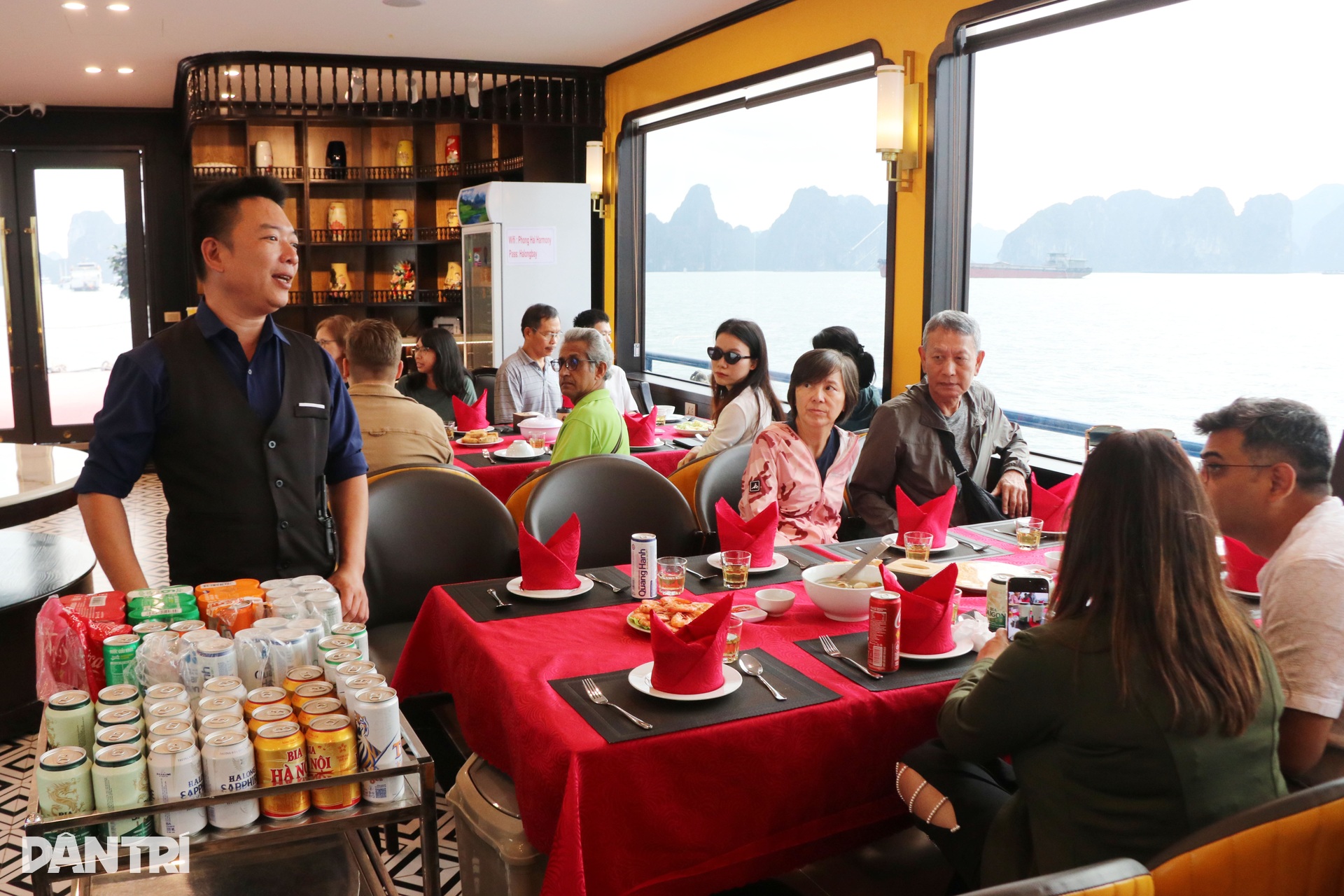 Du khách quốc tế thích thú khám phá Vịnh Hạ Long mùa đông - 15