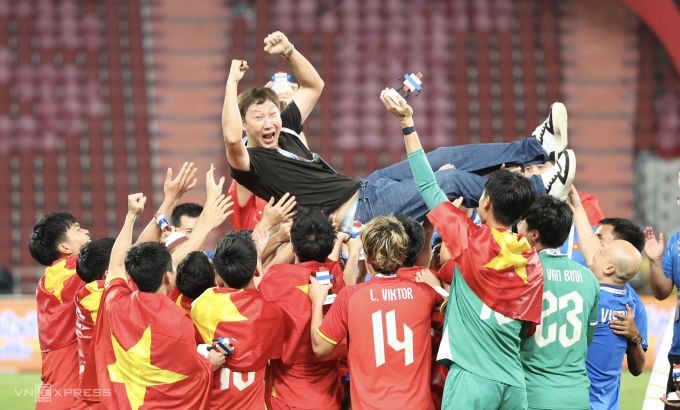 Cầu thủ tung HLV Kim Sang-sik sau sau khi nhận HC vàng SEA Games33. Ảnh: Đức Đồng